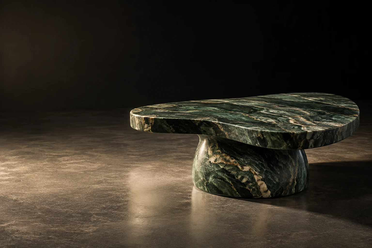 Conceito de mesa escultórica em pedra natural verde com tampo orgânico e base em pedra